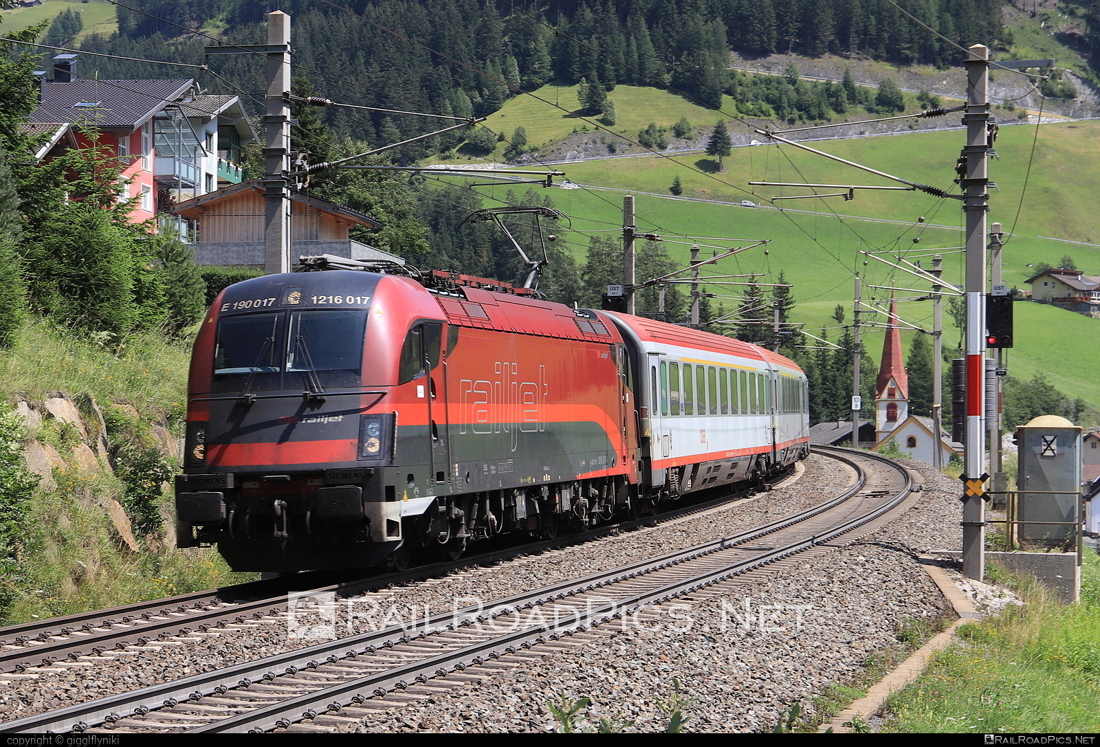 Siemens ES 64 U4 1216 017 operated by Österreichische Bundesbahnen